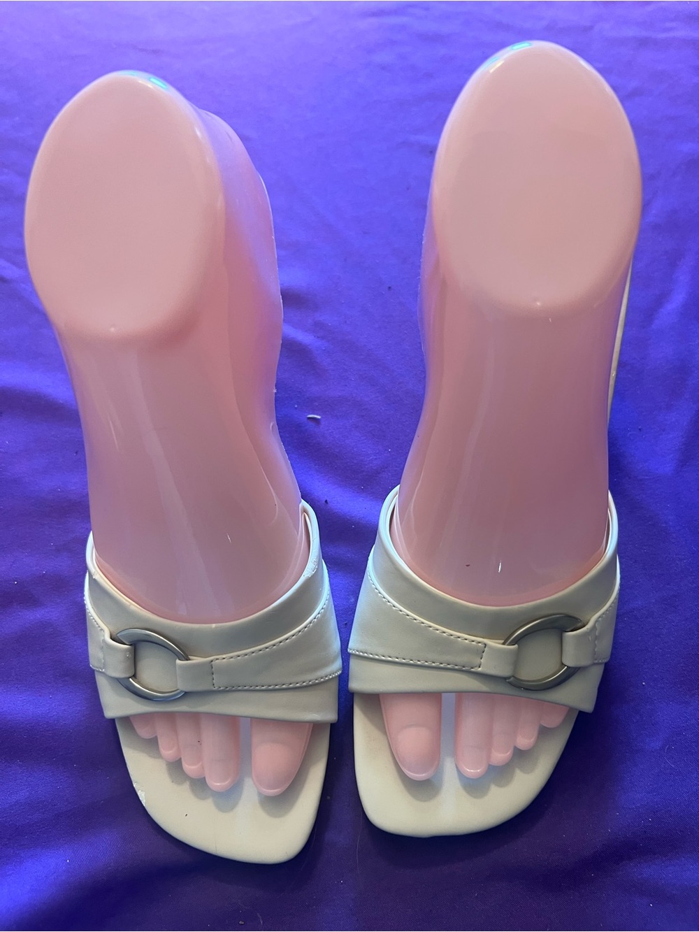 CB Collections Cream “Magnificent” Dandals With Silver Detail.  Women’s 6.5 EUC